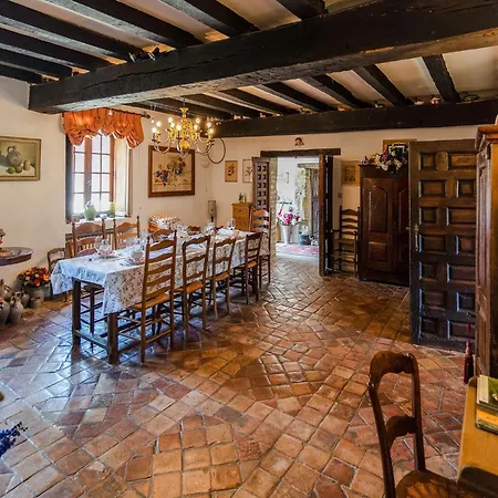 Beautiful Castle In With Private Pool, Cleaning Included בית נופש